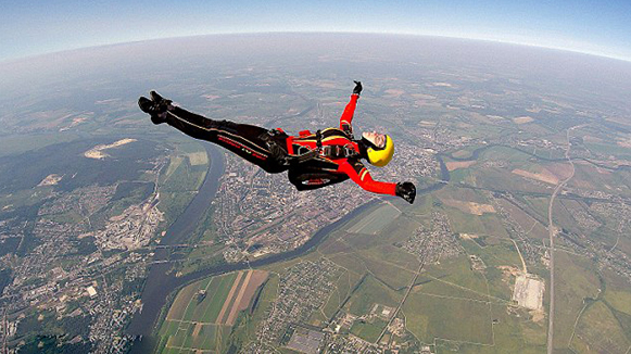 俄女青年4000米高空花样跳伞动作优美